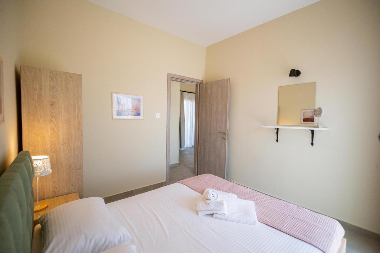 Varkes Suites 1 Неа Потидея Екстериор снимка
