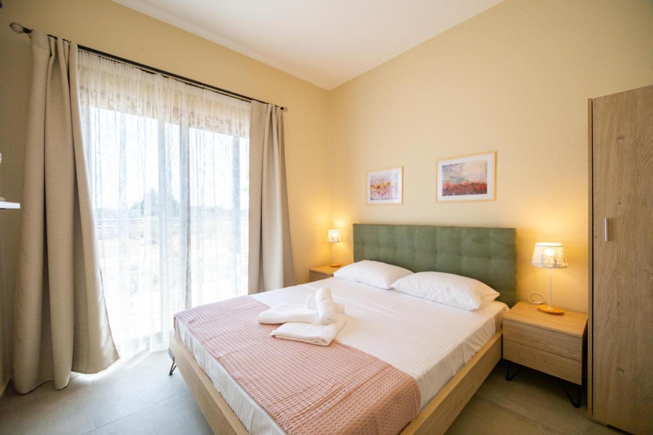 Varkes Suites 1 Неа Потидея Екстериор снимка