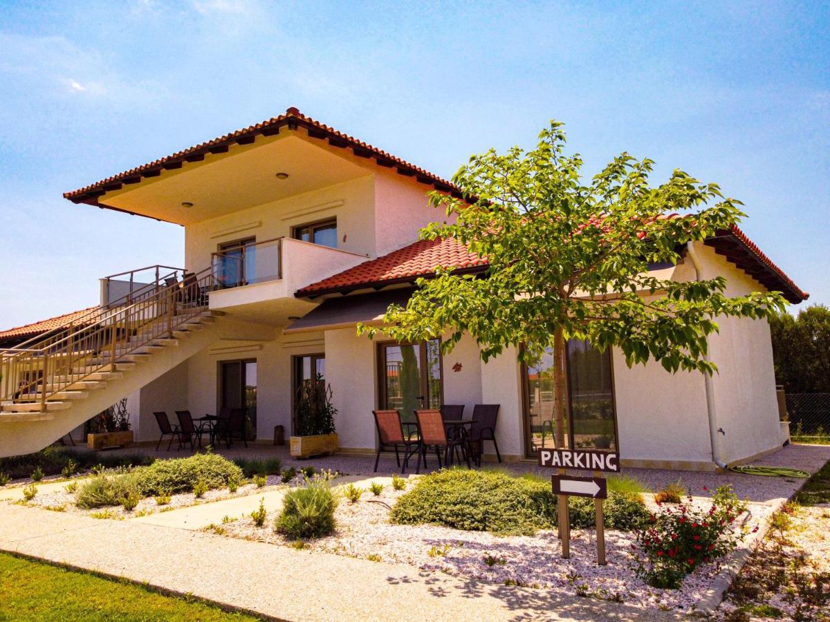Varkes Suites 1 Неа Потидея Екстериор снимка